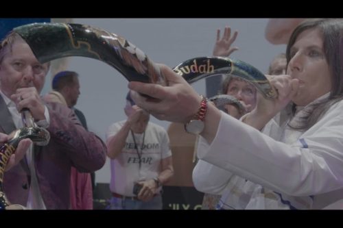 Clay-Clark-Gallery-4x6-Amanda-Grace-Blows-Shofar-At-Clay-Clarks-ReAwaken-America-Tour