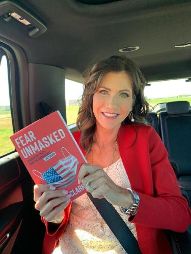 Clay-Clark-Gallery-Clay-Clark-Kristi-Noem-KMKH0488